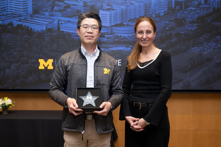 Dr. Sean Li receives the GME Program Director Excellence Award